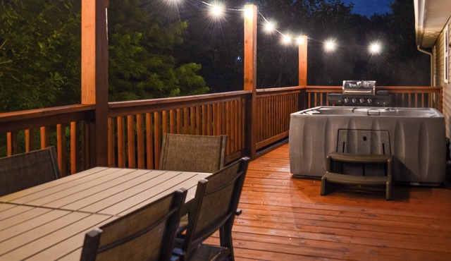 Campton Cottage w/Hot Tub, Near Hiking + Climbing