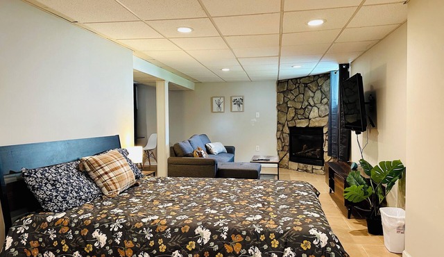 Campu's Basement Studio w/private entrance