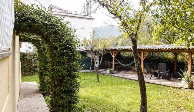 Can Camps Besalú: Jardín y parking para familias