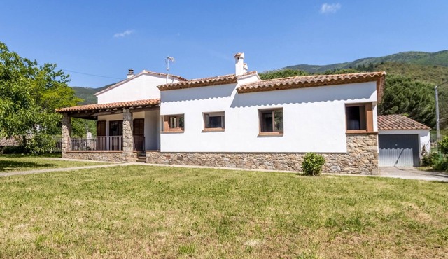 Can Cardina - House with garden close to France