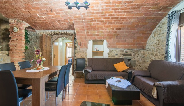 Can Cometes les Olives – Comfortable Holiday Home with Terrace and BBQ
