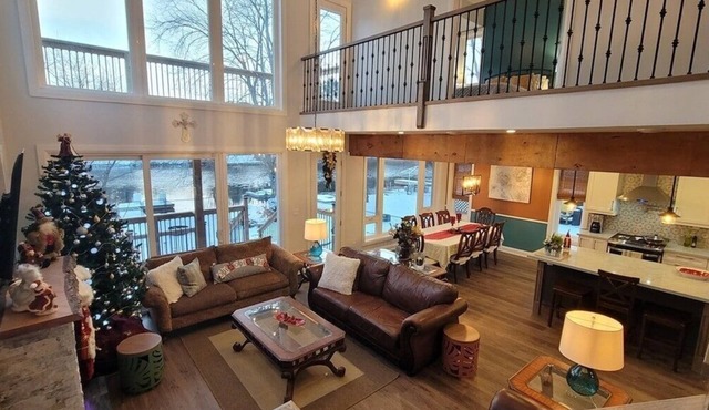 CAN-Luxury cottage by the water