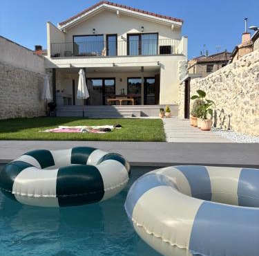 Can Olivera Lujo rural con piscina climatizada