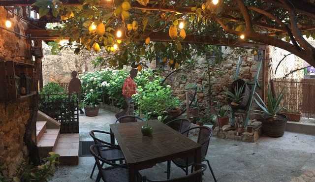 Can Zoilo, in the heart of the medieval center of Pals. WIFI and Air Ac. FREE.