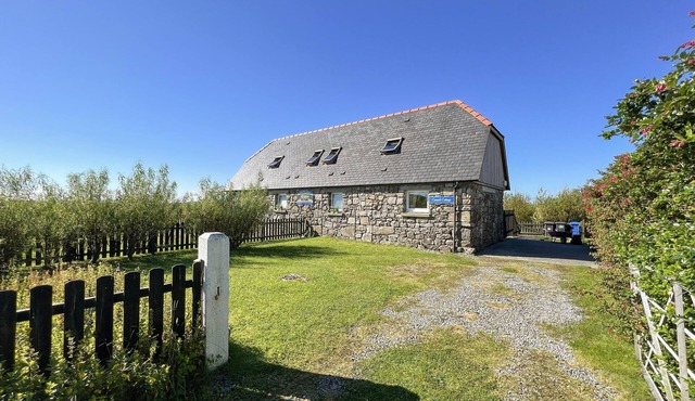 CANACH COTTAGE, pet friendly in Daliburgh, Isle Of South Uist
