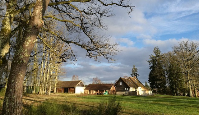 CANADA 2 HOURS FROM PARIS WITH POOL