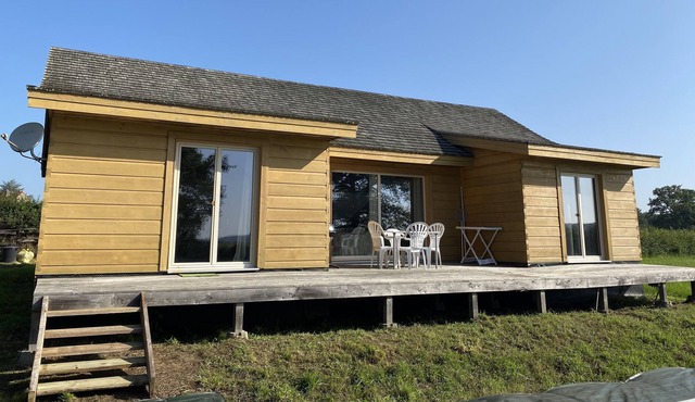 Canadian wooden house with swimming pool near the Canals