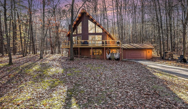 Canadian Lakes Chalet with Hot Tub & Movie Theater