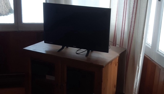 Canadiana Cottage in Quiet Community