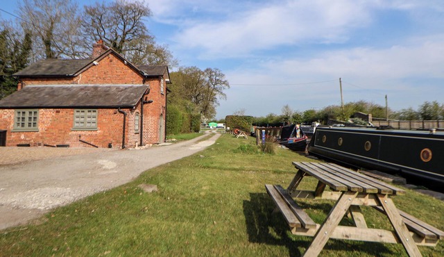 CANAL BASIN COTTAGE, pet friendly, with a garden in Nantwich