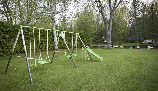 Canal Charm: Charming Canal Cottage Retreat