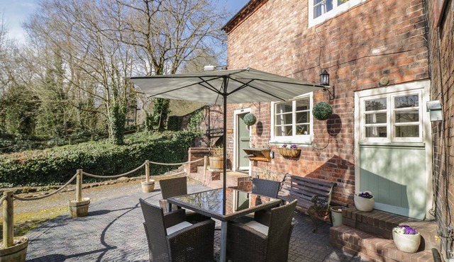 CANAL COTTAGE, romantic, character holiday cottage in Coalport