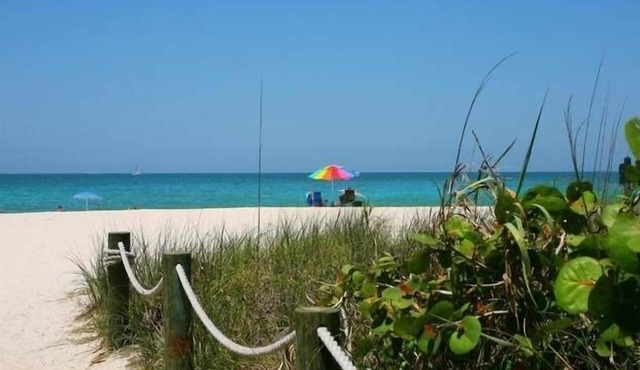 Canal front cottage, walking distance to sandy Gulf