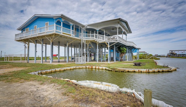 Canal-Front Gilchrist Home w/ Pool - Walk to Beach