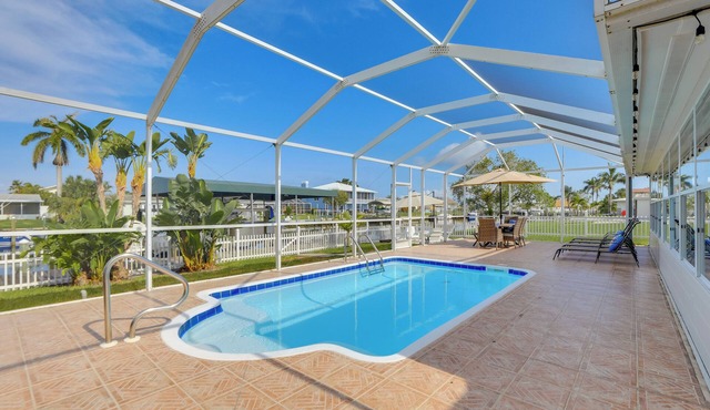 Canal-Front Haven: Pool, Dock & Lanai in Palmetto