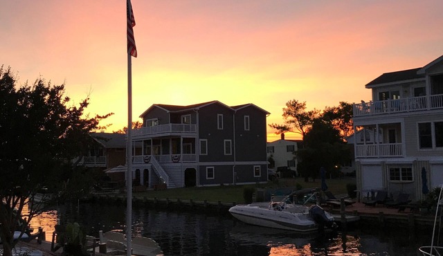 Canal Front home. 2 short blocks to the beach.