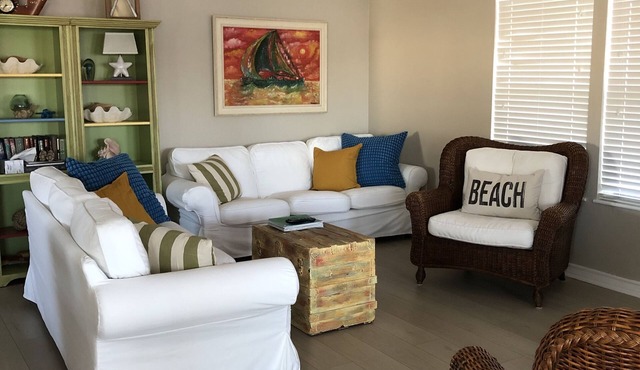 Canal Front Home Close to the Beach!