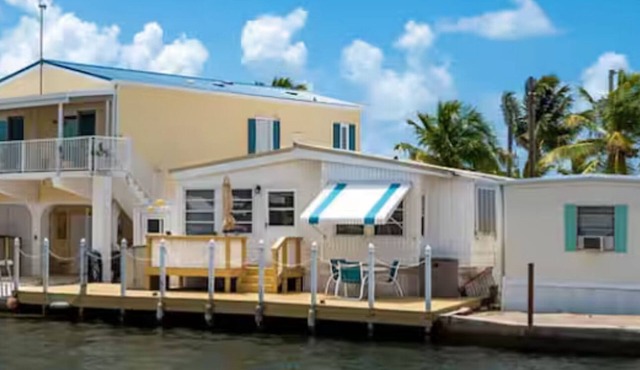 Canal Front Home Cute and Cozy w/ 32ft boat slip