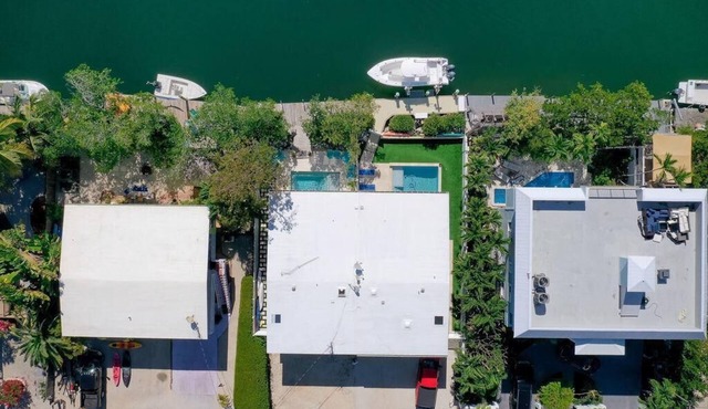 Canal front home in Venetian Shores. Perfect for families. A boater's paradise!
