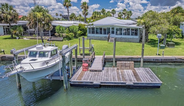 Canal-front home at Shell Point. Relax. Fish. Explore. Swim. Amazing Sunsets!