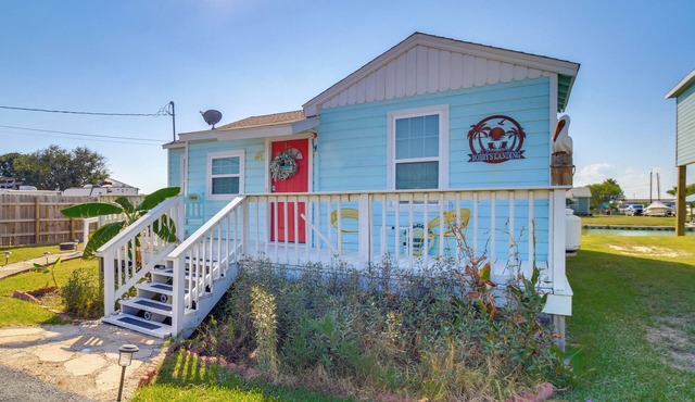 Canal-Front Home w/Deck: 6 Mi to Rockport Beach