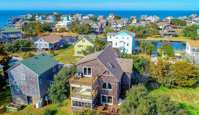 Canal-front home w/game room, private washer/dryer, WiFi, deck