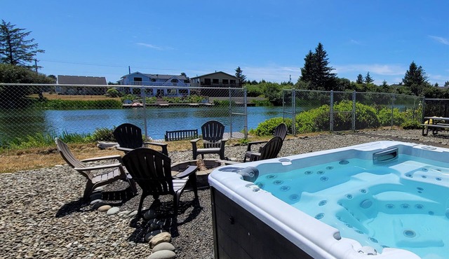 Canal Front - Hot Tub, Private Dock, Fully Fenced!