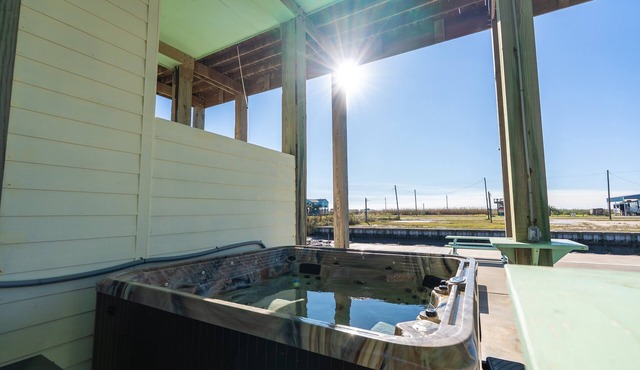 Canal Front l Hot Tub | Basketball Hoop