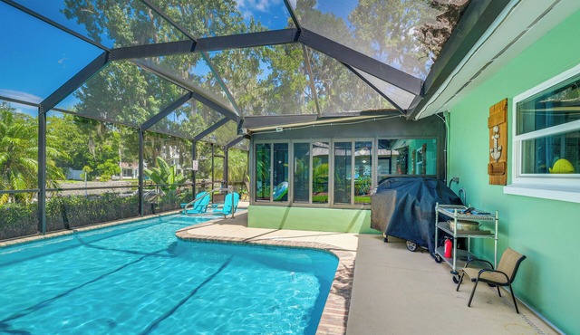 Canal-Front Outdoor Oasis: Home in Crystal Water