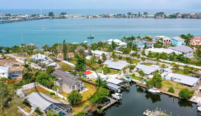 Canal front & private boat dock! 3 minutes from beach access