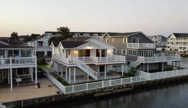 Canal Front Views, Boat Dock, Kayaks, 10" Walk to the Beach, Free Activities inc. Golf at Bear Trap.