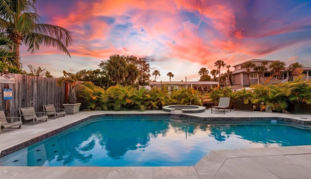 Canal home short walk to Beach & Village, Heated Pool-Jacuzzi, Private courtyard