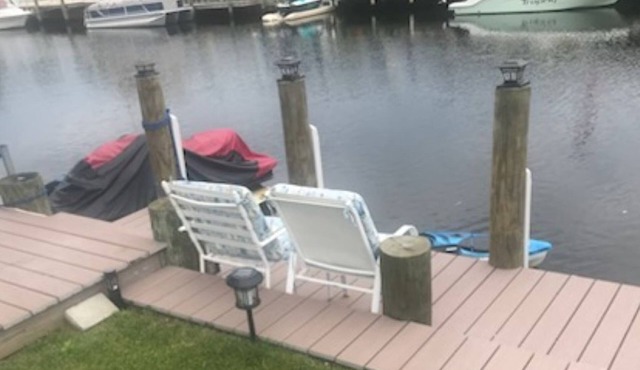 Canal house in excellent location. Perfect for water lovers.