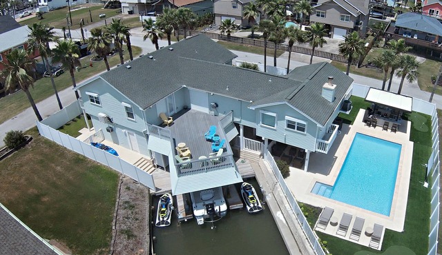 Canal in Sea Isle. Beautiful, spacious, comfortably decorated beach house