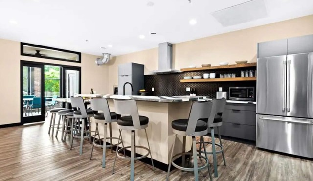 Canal Park/Downtown Duluth Luxury Condo. 4 bedroom, 2.5 bath