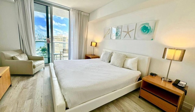 Canal Pool Views, Premium Beach Service, Kitchen and 1B/1B