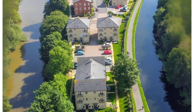 Canal-side haven, short canal walk to city. Pet Friendly and parking!