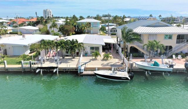 Canal-side Paradise: A Captivating 2/2 Duplex Villa with Cabana beach club pass