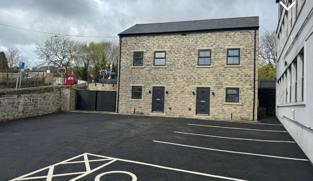 Canal view newly built 3 Bedroom house opposite East Riddlesden Hall.