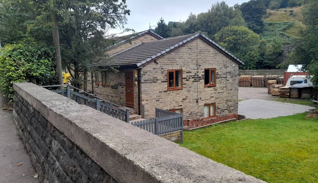 CANAL VIEW, pet friendly, with a garden in Todmorden