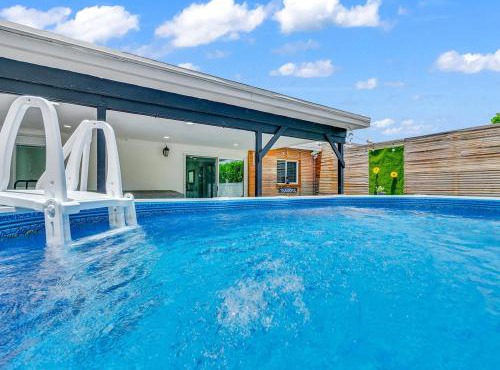 Canal Views from Pool w BBQ and Pit Miami Escape