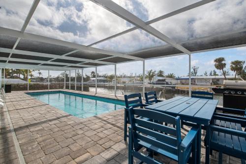 Canalfront Bradenton home with Dock & Heated Screened In Pool
