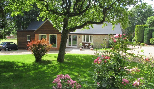 Canalside cottage situated on edge of Wilmcote village