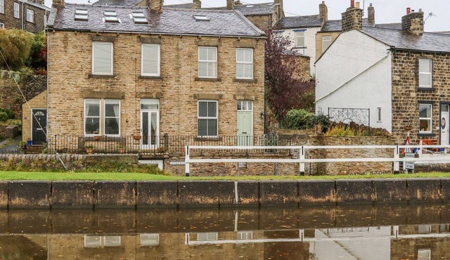 CANALSIDE COTTAGE, family friendly, with open fire in Farnhill