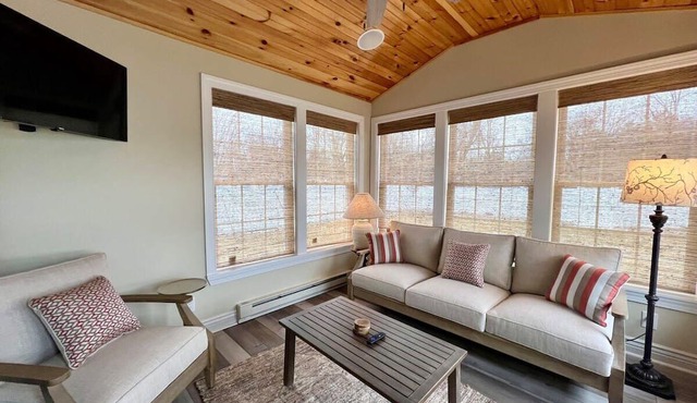 Canalside Cottage w/Canal Access + Boat Slip