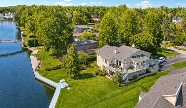 Canalside summer cottage w/river views, fire table & outdoor cushioned seating