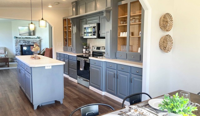 Canandaigua Lake Charmer! Wildflower Cottage - Lake Access, Master Suite, Deck