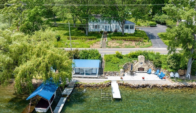 Canandaigua Lake Front, Hot Tub, Fire pit, Kayaks, Game Room