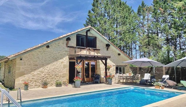 Canard: Beautifully renovated tobacco barn & pigeonnier sleeps 14. Pool.