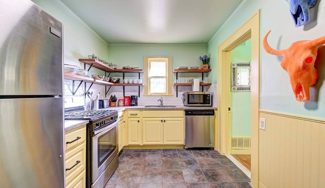Canary Cottage-brighten your stay-central NW OKC